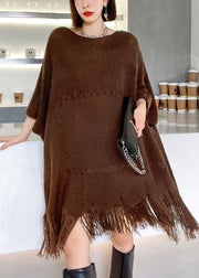 Asymmetrisches Design mit Troddeln von Art Chocolate. Lockeres Herbst-Strickkleid