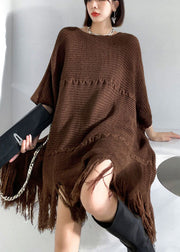 Asymmetrisches Design mit Troddeln von Art Chocolate. Lockeres Herbst-Strickkleid