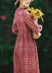 Schönes rotes Leinenkleid mit Stehkragen und Kordelzug und langen Ärmeln