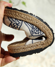 Bequeme, bestickte Slide-Sandalen aus beigefarbenem Baumwollstoff