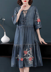 Boutique Blue V-Ausschnitt, besticktes Baumwoll-Feiertags-Denimkleid mit halben Ärmeln