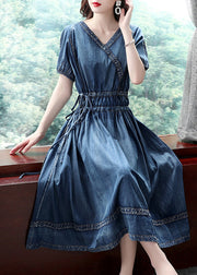 Lässiges blaues Patchwork-Baumwoll-Denim-Plissee-Cinch-Kleid mit kurzen Ärmeln und V-Ausschnitt