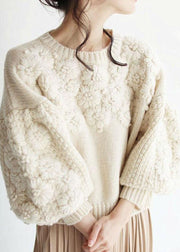 Schicke, beige, dicke, warme, bestickte Herbst-Strickpullover