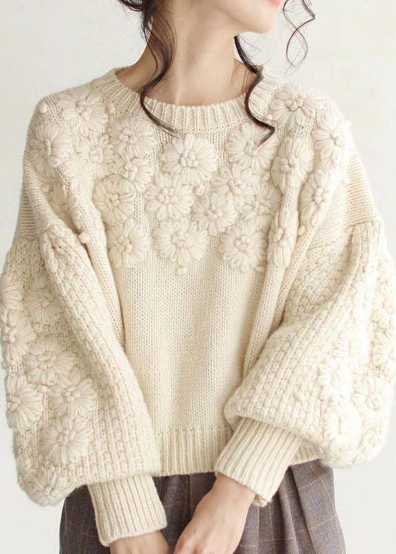 Schicke, beige, dicke, warme, bestickte Herbst-Strickpullover