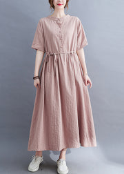 Klassisches langes Sommerkleid mit Stehkragen und Knöpfen in der Taille in Rosa