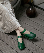 Bequeme grüne flache Schuhe aus Rindsleder mit Schnallenriemen