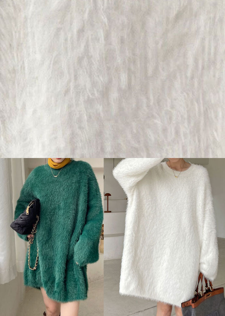 Grünes gemütliches Nerzhaar-Strickpullover-Kleid mit V-Ausschnitt Winter