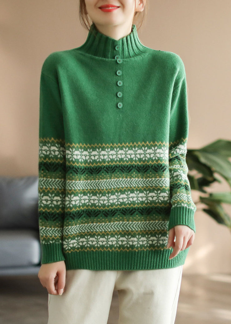 Grüne dicke Strickpullover mit langen Ärmeln und Knopfdruck