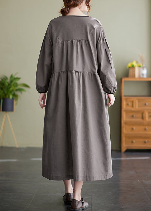 Italienisches graues langes Kleid mit O-Neck-Knopf und langen Ärmeln