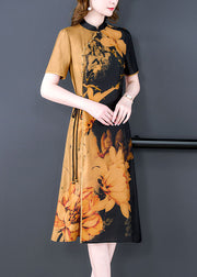 Cheongsam-Kleid mit kurzen Ärmeln aus Seide im Retro-Gelb mit Stehkragen und Krawattenbindung in der Taille