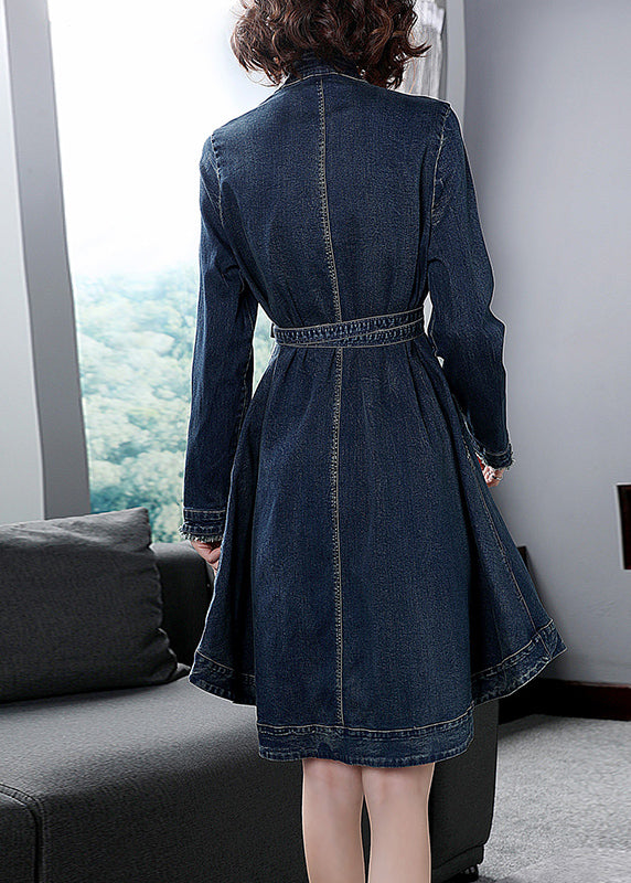 Schmal geschnittenes, blaues V-Ausschnitt, bestickte Schärpen, Baumwoll-Denim-Cinch-Kleid mit langen Ärmeln