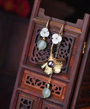 Stil asymmetrisches Design Blume 14K Gold Jade Ohrringe