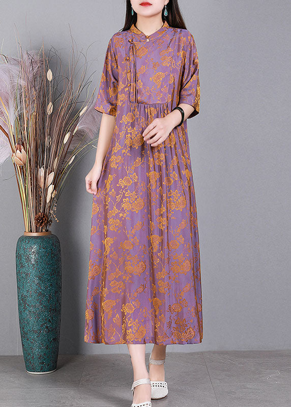 Einzigartiges hellviolettes Jacquard-Seidenkleid mit seitlich offenen orientalischen Knöpfen und halben Ärmeln