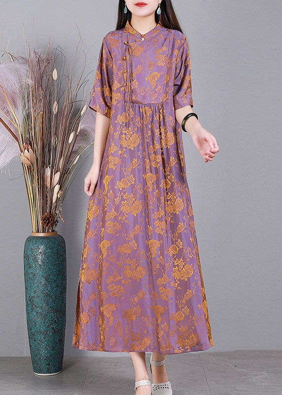 Einzigartiges hellviolettes Jacquard-Seidenkleid mit seitlich offenen orientalischen Knöpfen und halben Ärmeln